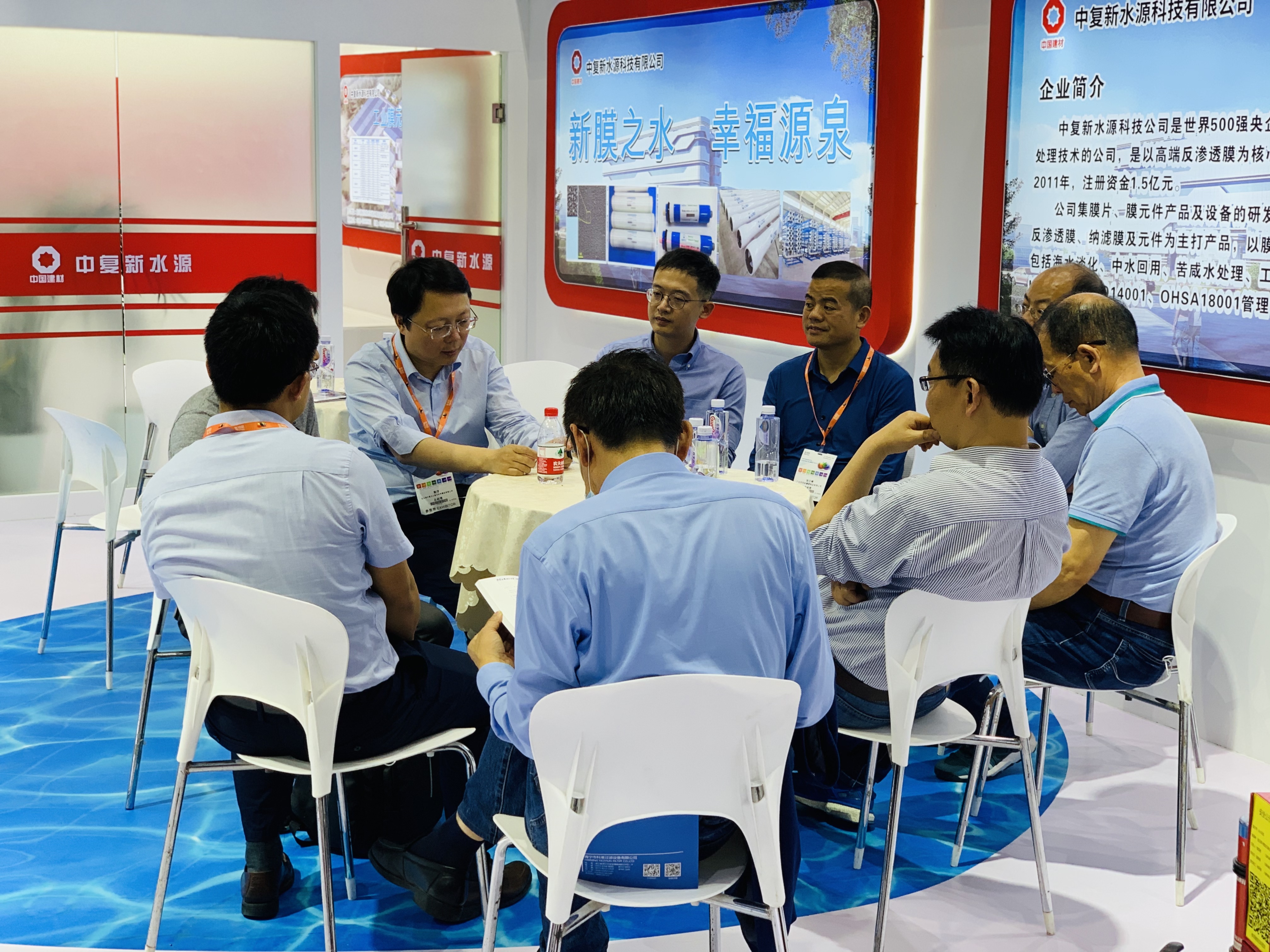 202106031727111622712431151619.jpg 圖:業(yè)內人士觀(guān)摩咨詢(xún).jpg